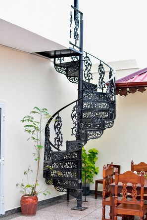 Kamar Triple | Seprai premium, minibar, brankas, dan meja kerja