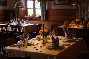 Lunch and dinner served, Regional cuisine - Hotel Gasthof zur Windmühle (Ansbach)