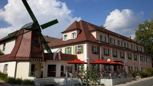 Un hôtel doté d’un moulin à vent, de places assises en plein air et d’un jardin.