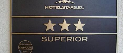 Una targa con il logo HOTELSTARS.EU, tre stelle d'oro e la scritta 'SUPERIOR' a indicare un'alta valutazione.