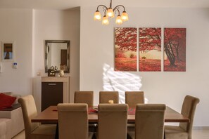 Villa luxueuse, 4 chambres | Repas dans la chambre