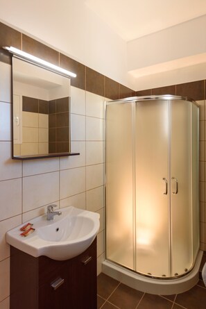 Luxury Villa, 4 Bedrooms | Bathroom | Shower, towels - Elpidis Villa (Faistos)