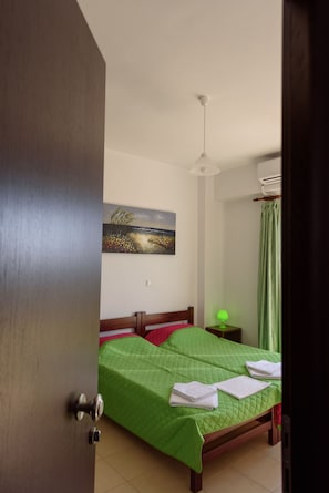 Luxury Villa, 4 Bedrooms | Hypo-allergenic bedding, minibar, individually decorated - Elpidis Villa (Faistos)