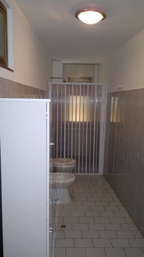 Apartment, 1 Bedroom, Kitchen, Ground Floor | Bathroom