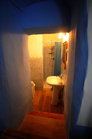 Standard Double Room, 1 Double Bed | Bathroom | Shower, hair dryer, bidet