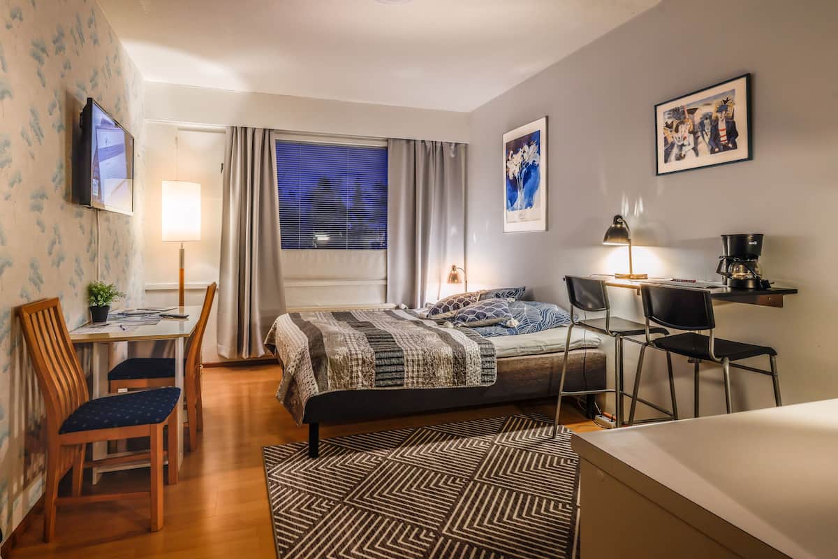 Premium bedding, desk, blackout curtains