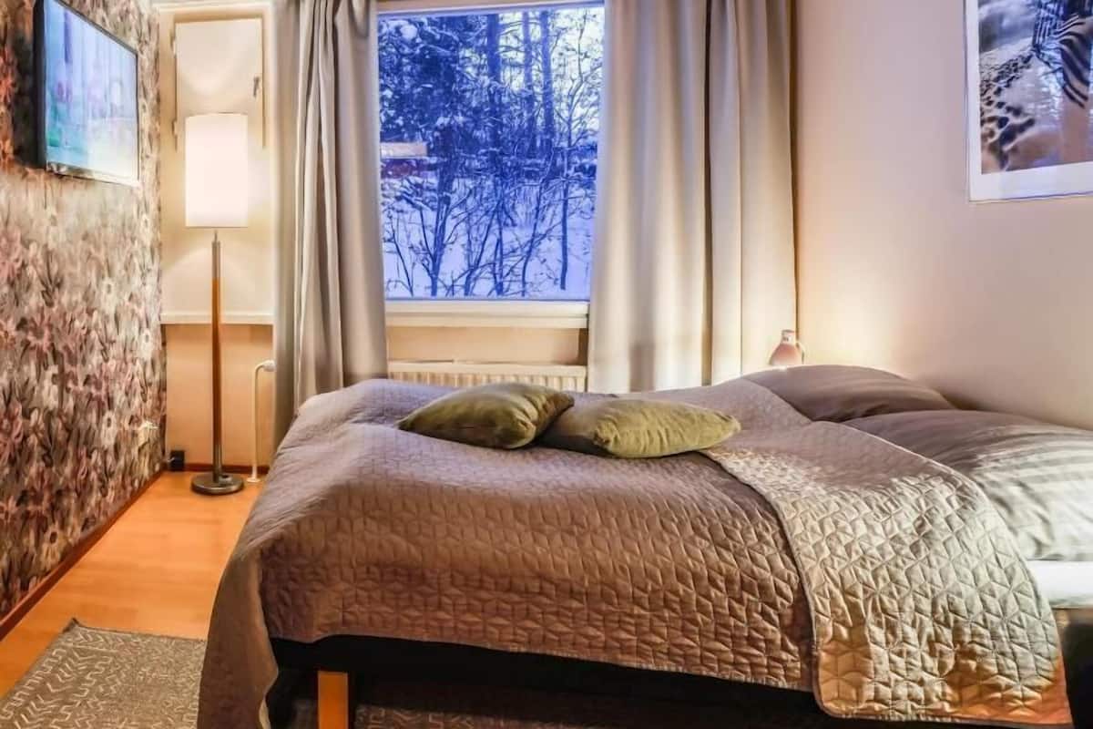 Premium bedding, desk, blackout curtains