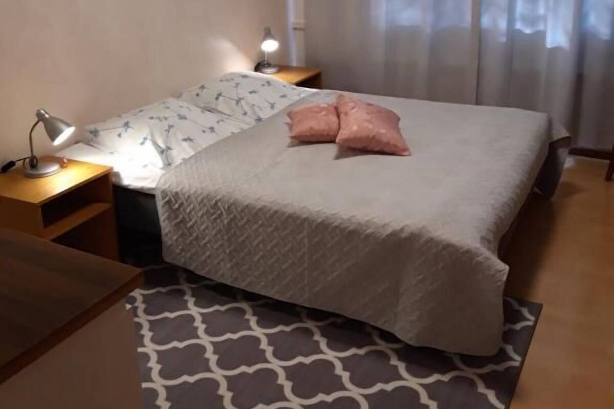 Premium bedding, desk, blackout curtains