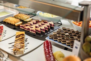 A buffet with various desserts and fruits. - Servatur Playa Bonita (San Bartolomé de Tirajana)