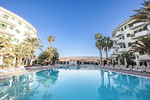 Outdoor pool, pool umbrellas, sun loungers