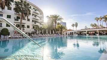 Udendørs pool, parasoller, liggestole