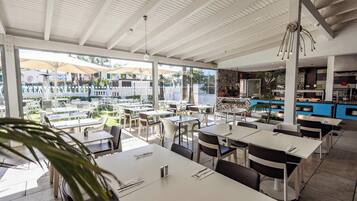 Serveert ontbijt, lunch, diner, internationale gerechten