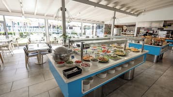 Se sirven desayunos, almuerzos y cenas; cocina internacional