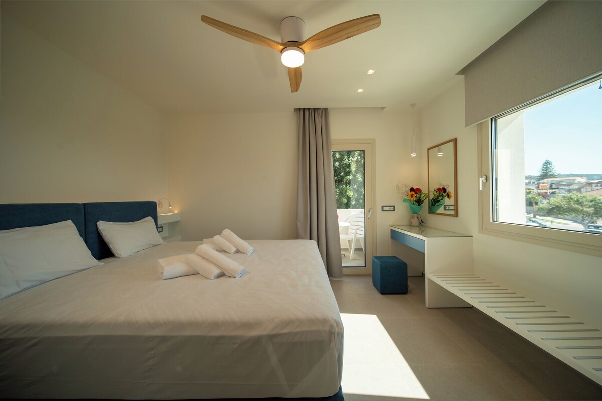 Apartment, 1 Schlafzimmer, Meerblick | Betten mit Memory-Foam-Matratzen, Zimmersafe, schallisolierte Zimmer