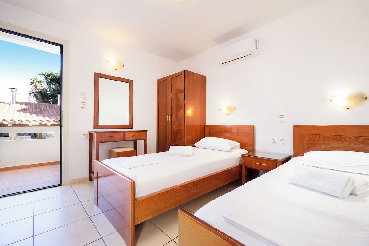 Budget Double Room | أسرّة بإسفنج يتكيف مع شكل الجسم وخزنة داخل الغرفة وتجهيزات عازلة للصوت