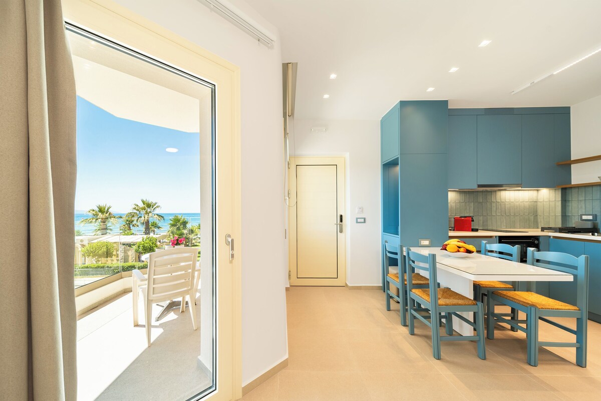 Appartement, 1 chambre, vue sur la mer | Aire de séjour | Téléviseur à DEL de 32 po avec télévision par satellite