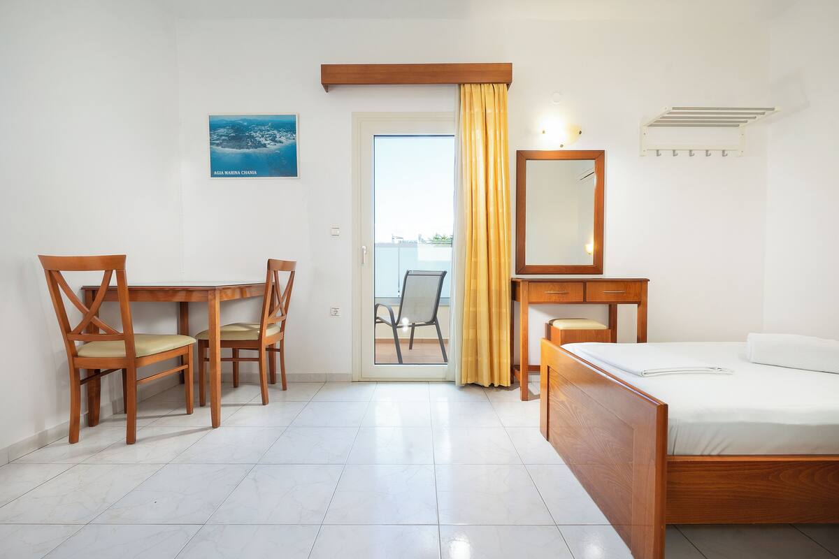 Apartment, 1 Bedroom, Garden View | أسرّة بإسفنج يتكيف مع شكل الجسم وخزنة داخل الغرفة وتجهيزات عازلة للصوت