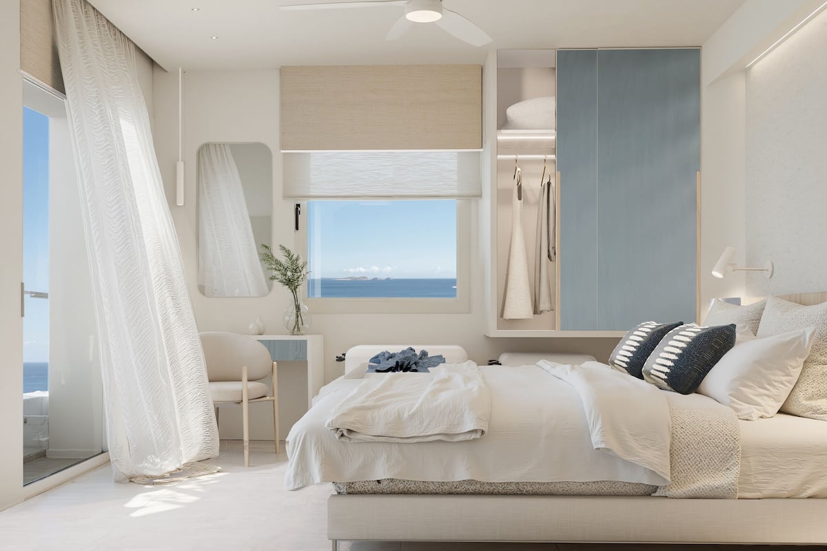 Sea-view apartment: Beach-Front | أسرّة بإسفنج يتكيف مع شكل الجسم وخزنة داخل الغرفة وتجهيزات عازلة للصوت
