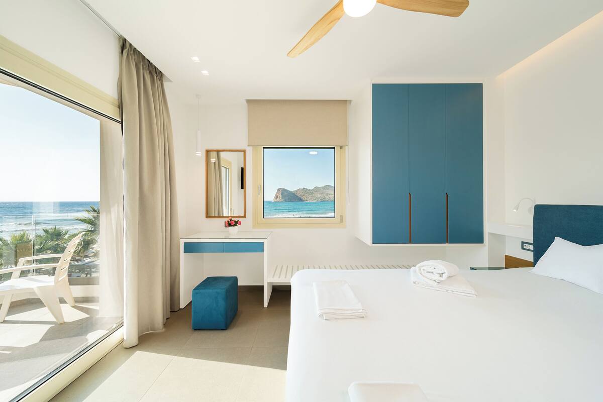 Sea-view apartment: Beach-Front