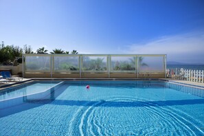 Piscina externa sazonal, guarda-sóis, espreguiçadeiras