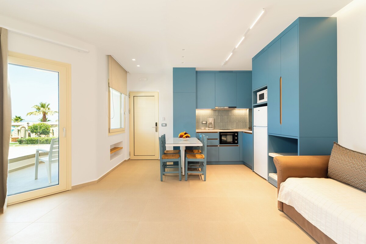 Apartment, 1 Bedroom, Side Sea View | Betten mit Memory-Foam-Matratzen, Zimmersafe, schallisolierte Zimmer