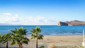 Sea-view apartment: Beach-Front | Materassi in memory foam, una cassaforte in camera, insonorizzazione