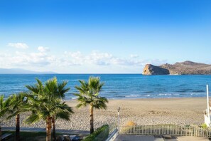 Sea-view apartment: Beach-Front | Camas com colchões de espuma com sistema de memória, cofres nos quartos