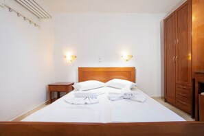 Apartamento econômico | Camas com colchões de espuma com sistema de memória, cofres nos quartos
