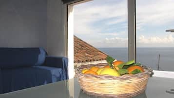 Superior-Apartment, 1 Schlafzimmer, Meerblick, Meerseite | Wohnbereich | Flachbildfernseher