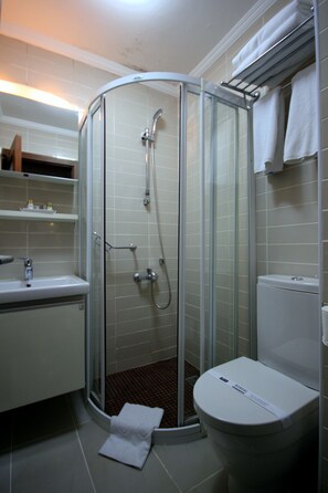 Combined shower/tub, free toiletries, hair dryer - Ada House Oldcity (Istanbul)