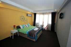 Seprai premium, minibar, brankas, dan meja kerja