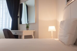 Seprai premium, minibar, brankas, dan meja kerja