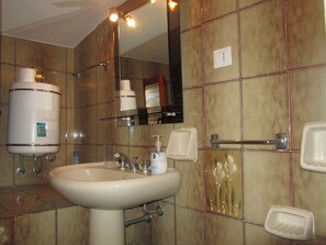 Studio – panorama, 1 kingsize-seng, sjøutsikt | Bad | Dusj, hårføner, bidé og håndklær