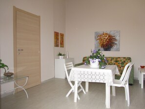 บ้านคอมฟอร์ท, 1 ห้องนอน, ห้องครัว, เห็นวิวทะเลบางส่วน | บริเวณนั่งเล่น | ทีวีจอแบน