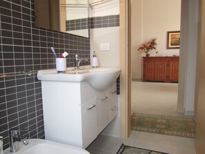 Comfort House, 1 Bedroom, Kitchen, Partial Sea View | Bathroom
