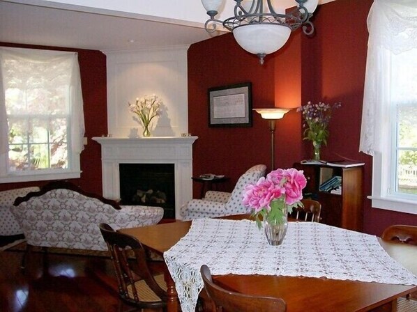 Free daily continental breakfast - Antique Slumber Old Town Bed & Breakfast (Niagara-on-the-Lake)