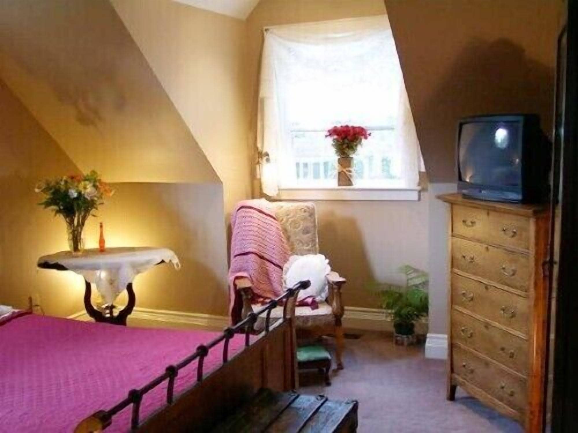 Signature Room, 1 Queen Bed, Fireplace (The Rose Room)  | Individuelt dekorert, individuelt innredet og lydisolert