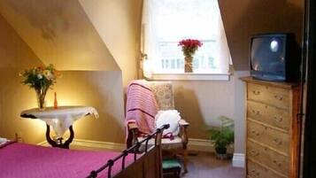 Signature Room, 1 Queen Bed, Fireplace (The Rose Room) | Individuelt dekorert, individuelt innredet og lydisolert