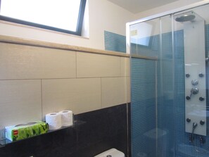 Standard-Studio, barrierefrei, Erdgeschoss | Badezimmer | Dusche, Haartrockner, Handtücher