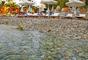 En la playa, sombrillas