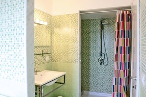 Apartemen Superior, 2 kamar tidur, pemandangan samudra | Kamar mandi | Shower, pengering rambut,  dan handuk