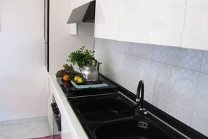 Apartment, 1 Bedroom, Terrace, Ocean View | Dapur kecil peribadi | Peti sejuk/penyejuk beku saiz penuh, ketuhar gelombang mikro, dapur