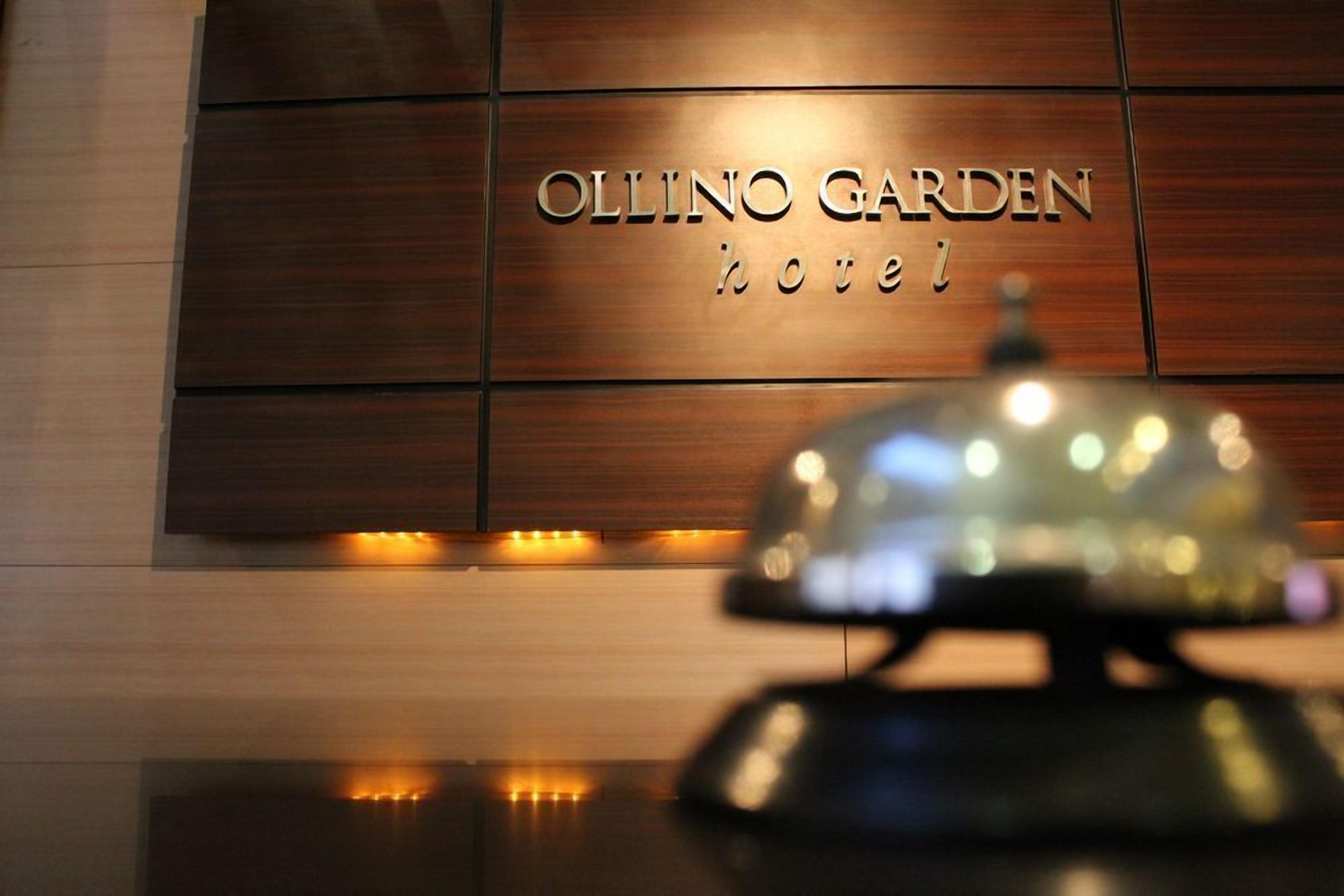 Señal para el hotel Ollino Garden.