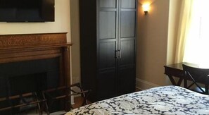 Chambre, 1 grand lit, salle de bain attenante | Bureau, fer et planche à repasser, accès au Wi-Fi (inclus)