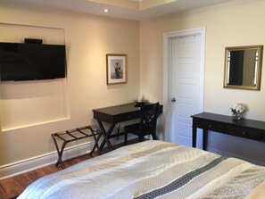 Desk, iron/ironing board, free WiFi, bed sheets - The Century House B&B Ottawa (Ottawa)