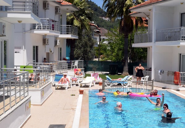 2 สระว่ายน้ำกลางแจ้ง เปิด 9:00 น. ถึง 20:00 น., เก้าอี้อาบแดดริมสระ