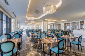 3 restauranter: frokost, lunsj og middag serveres
