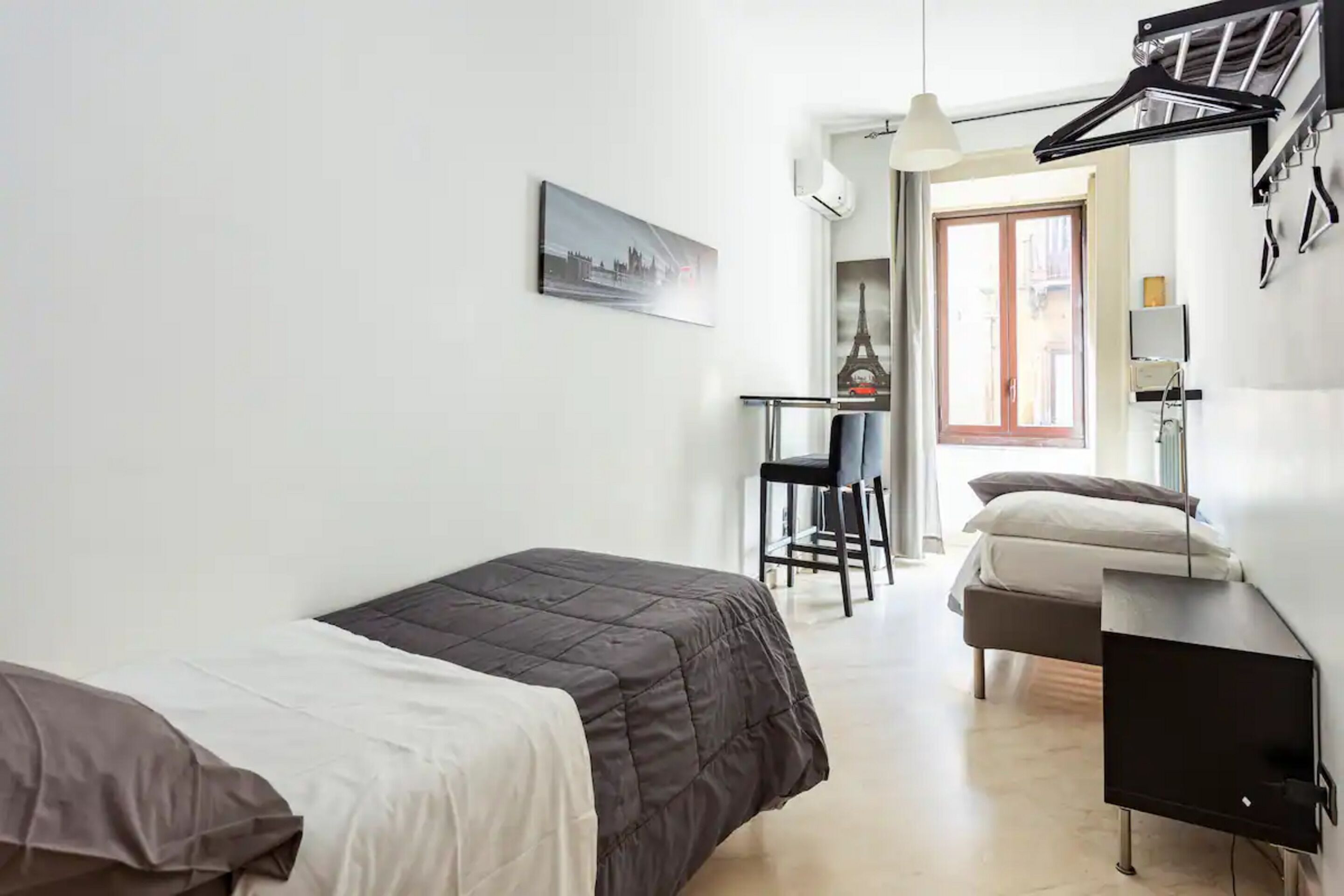 Basic-Zimmer, 2 Einzelbetten, Stadtblick | Minibar, Zimmersafe, Schreibtisch, schallisolierte Zimmer