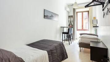 Basic-Zimmer, 2 Einzelbetten, Stadtblick | Minibar, Zimmersafe, Schreibtisch, schallisolierte Zimmer