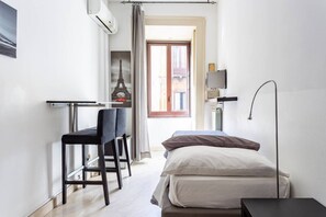 Basic-Zimmer, 2 Einzelbetten, Stadtblick | Minibar, Zimmersafe, Schreibtisch, schallisolierte Zimmer